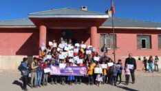 Köy okullarındaki çocuklara İzmir’den karne hediyesi