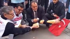 Memur zammını protesto için soğan ekmek yediler