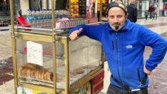 Müzik eşliğinde oynayarak simitlerini satıyor