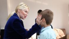 Rektör çöp evde bulunan çocuğü ziyaret etti