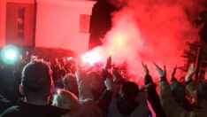 Trabzonspor taraftarı Abdullah Avcı’nın evinin önüne akın etti