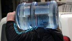 Vatandaş damacana suyu bıraktı, kuyu suyundan içiyor