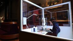 Belçikalı yazar Saskia De Coste cam odaya kapandı