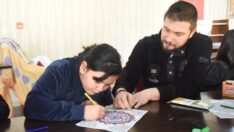 Depremzede çocuklar ressam eşliğinde moral buluyor