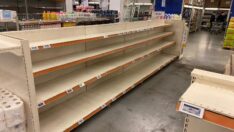 Depremzedelere giden yardım TIR’ları yolda kalınca tedarik aksadı, market rafları boş kaldı