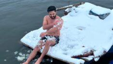 Devegeçidi Barajı’nda suya girdi, karla kendisine masaj yaptı