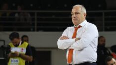 Ekrem Memnun şampiyonluk maçı topunu depremzedelere bağışladı