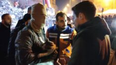 Enkaz altında kalan kedi 42 saat sonra kurtarıldı