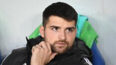 Ersin Destanoğlu depremzede çocuğa moral verdi