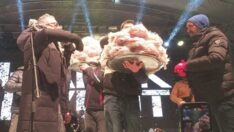 Haluk Levent aracı oldu, kağıt helvalar izleyenlere dağıtıldı