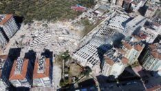 Hatay’da yıkılan rezidansın müteahhidi yurt dışına kaçmaya çalışırken yakalandı