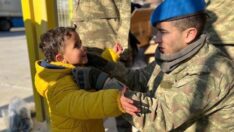 Mehmetçik depremden etkilenen çocukların yüzünü güldürdü