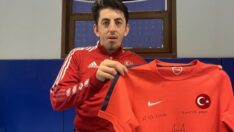 Paralimpik şampiyonu Abdullah Öztürk, formasını depremzedeler için açık artırmaya çıkardı