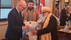 Taliban 50 bin dolarlık deprem yardımını Türk Büyükelçi’ye poşetle teslim etti