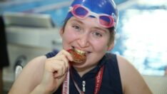 Tedavi amacıyla başladığı yüzmede 20 madalya kazandı