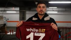 Trabzonsporlu Dorukhan, imzalı formasını Nef Stadyumu’ndaki yardım merkezine hediye etti