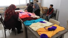 Van’da kadınlar depremzedeler için kıyafet dikiyor