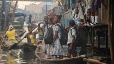 “Afrika’nın Venedik’i”nde çocuklar hayata yüzen okulda hazırlanıyor