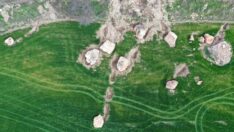 Dev kayalar buğday tarlalarına yuvarlandı