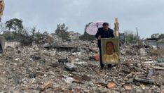 Enkazda bazı eserlerine ulaşan Hataylı mozaik ustası buruk sevinç yaşadı