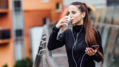 Kahve tüketenler daha fazla adım atıyor ancak daha az uyuyor