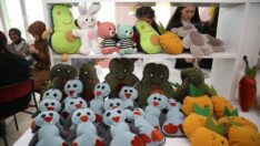 Meslek liseliler, depremzede çocuklara oyuncak yapıyor