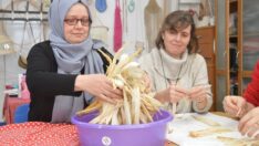 Mısır kabuklarından hediyelik eşya yapıyorlar