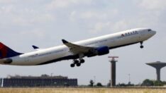 Uçakta panik: Kalkış sırasında tahliye kaydırağı açıldı