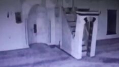 600 yıllık caminin yıkıldığı anlar kamerada