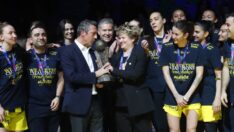 Ali Koç istemedi, oyuncular ısrar etti! Kupa sevinci