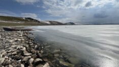 Aygır Gölü’nün buzları erimeye başladı