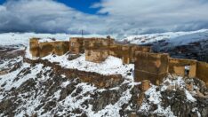 Bayburt Kalesi ilkbaharda karla kaplandı
