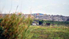 Deprem molozları, Milleyha Kuş Cenneti’ne yakın alanda dağ gibi oldu