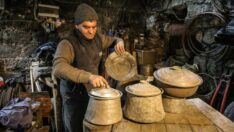 Depremde ölen ustasının emaneti bakırcılık mesleğini yaşatıyor