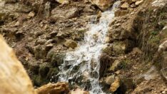 Depremlerden sonra kuruyan şelale yeniden suya kavuştu