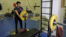 Doktorlar ‘yürüyemezsin’ dedi, halterle yeniden doğdu