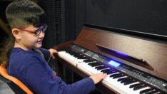 Görme engelli Ertuğul dünyasını piyanoyla aydınlatıyor