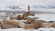 İshak Paşa Sarayı ilkbaharda karlı manzarasıyla ziyaretçilerini ağırlıyor