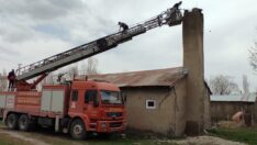 İtfaiyeciler evin etrafında uçan leylek için bacaya yuva yaptı