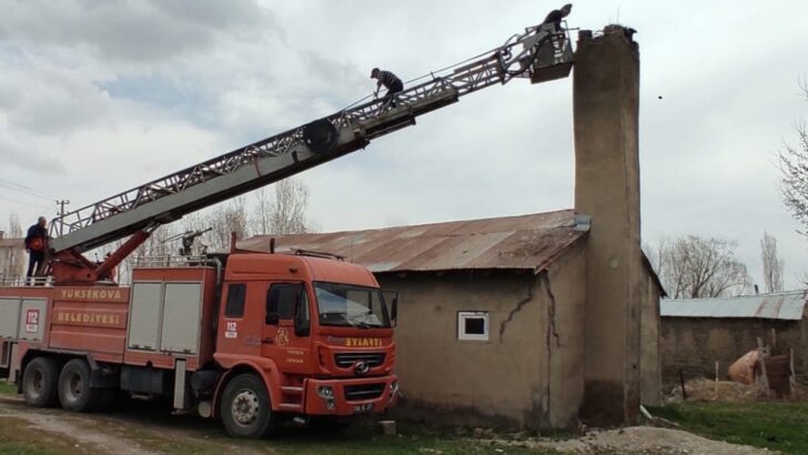 İtfaiyeciler evin etrafında uçan leylek için bacaya yuva yaptı