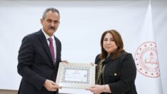 Milli Eğitim Bakanı, hapis cezası alan müdüre bir ay sonra başarı belgesi verdi!