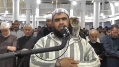 Namaz esnasında imamın üstüne çıkan kedi sosyal medyada büyük ilgi gördü