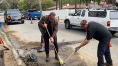 Ünlü oyuncu Arnold Schwarzenegger yoldaki çukurları kapattı