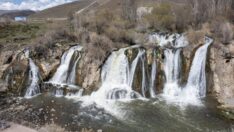 Yağışlar Muradiye Şelalesi’nin debisini yükseltti