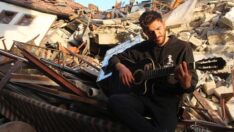 Yerle bir olan Antakya sokaklarında ‘Hatıran Yeter’ şarkısını söyledi