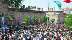 20 dakikada halka 7 ton mesir macunu saçıldı