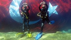 23 Nisan’ı su altında Türk bayrağı açarak kutladılar