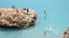 Antalya’da vatandaşların güzel havada sahil keyfi