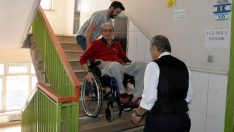 Bedensel engelli seçmen sandalye ile 3. kata taşındı