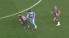 Enis Destan rakibine yumruk attı, kırmızı kart gördü